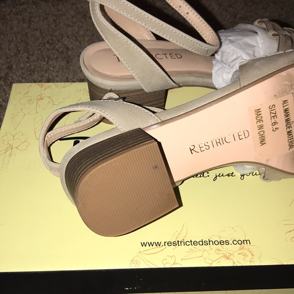 Restricted healed sandal. NWT - Picture 5 of 7